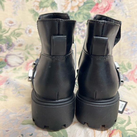 Boots - Picture 3 of 9